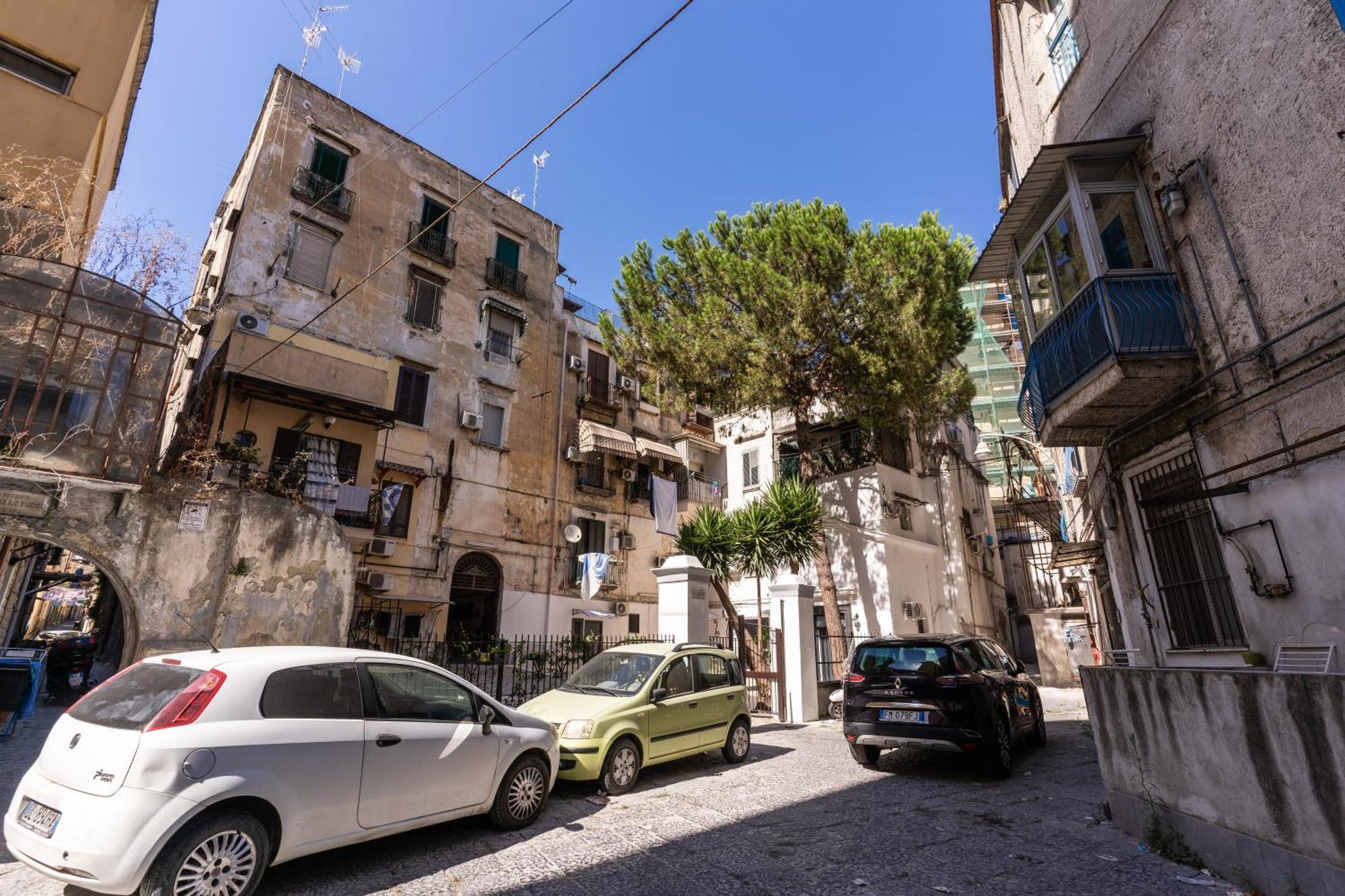 The Quarters Naples Apartments Bagian luar foto