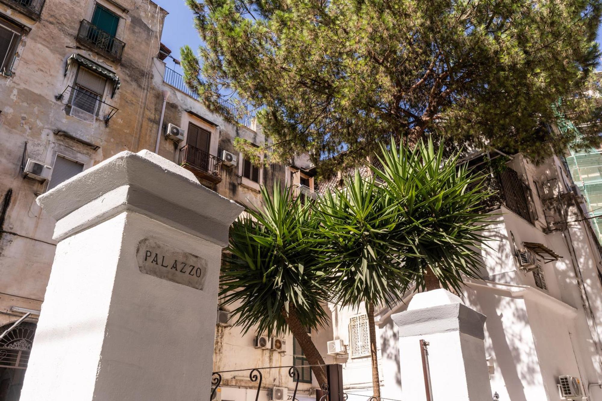 The Quarters Naples Apartments Bagian luar foto