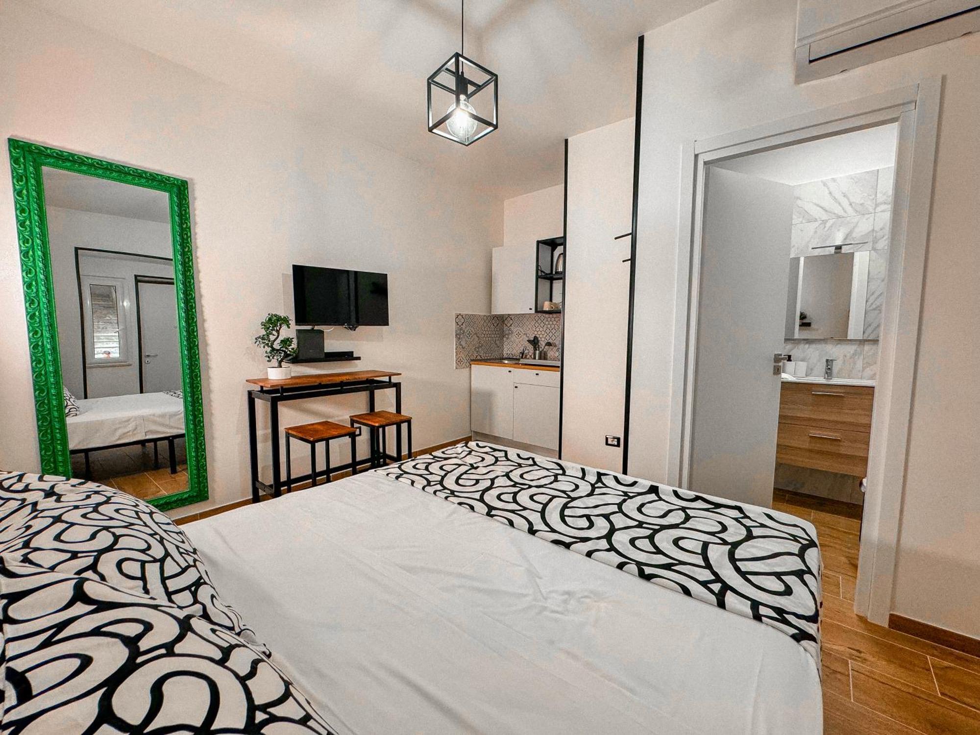 The Quarters Naples Apartments Bagian luar foto